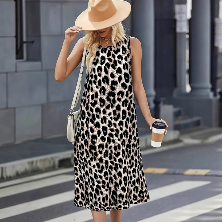 Summer dress for women with a trendy leopard pattern and practical pockets Lune London