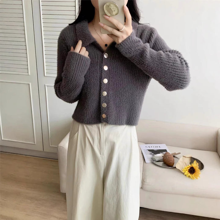 Cardigan pour femmes avec design à boutons et matériau doux Chic & Stil