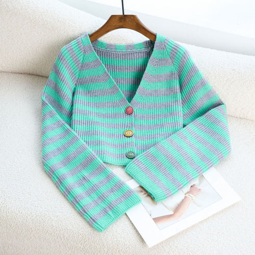 Cardigan court pour femmes avec des détails de boutons colorés et un design moderne Chic & Stil