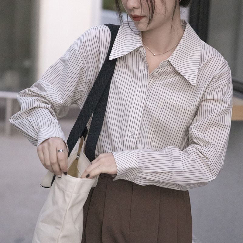 Chemise décontractée pour femmes avec de fines rayures Chic & Stil