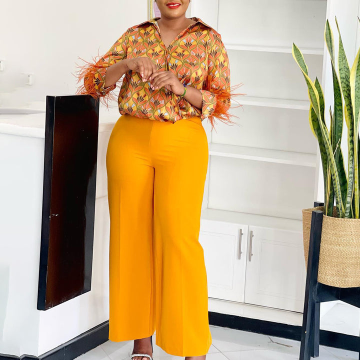 Expressive outfit for women with printed blouse and wide pants Lune London