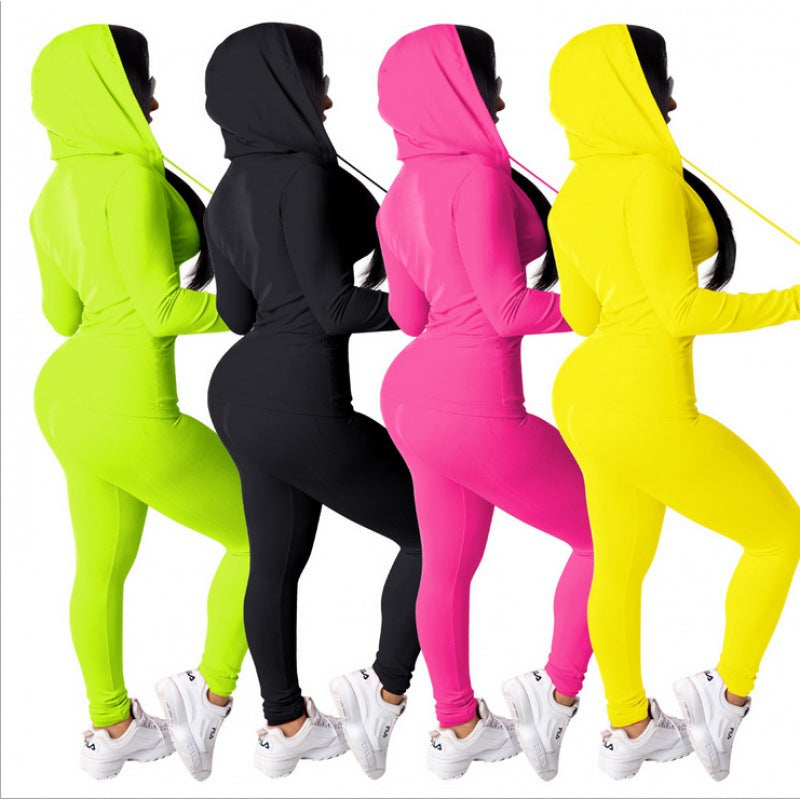Ensemble de sport pour femmes en deux pièces avec veste à capuche et pantalons ajustés Chic & Stil