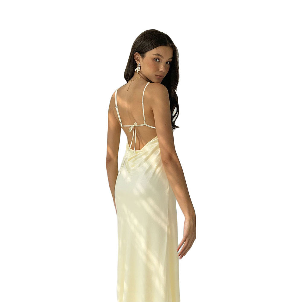 Robe longue à manches longues pour femmes avec un élégant col en V et un détail de laçage sophistiqué Chic & Stil