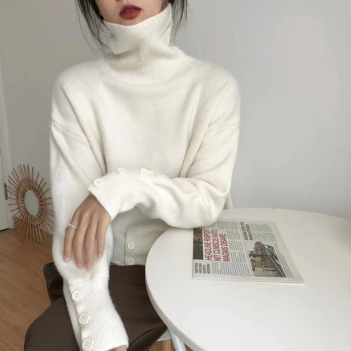 Pull à col roulé confortable pour femmes avec détails en boutons Chic & Stil