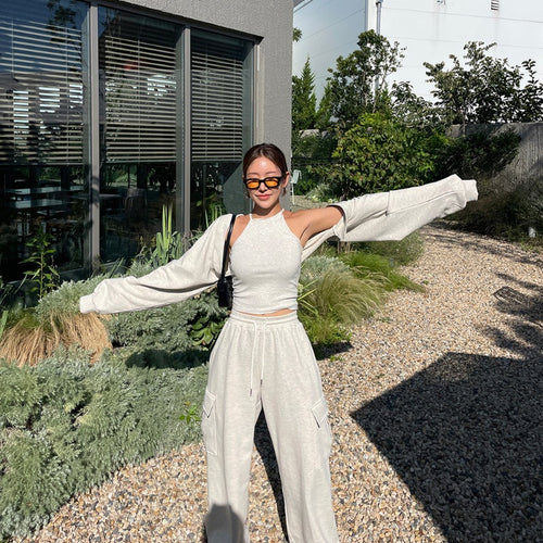 Women's sporty loungewear set with crop top and wide cargo pants Chic & Stil
