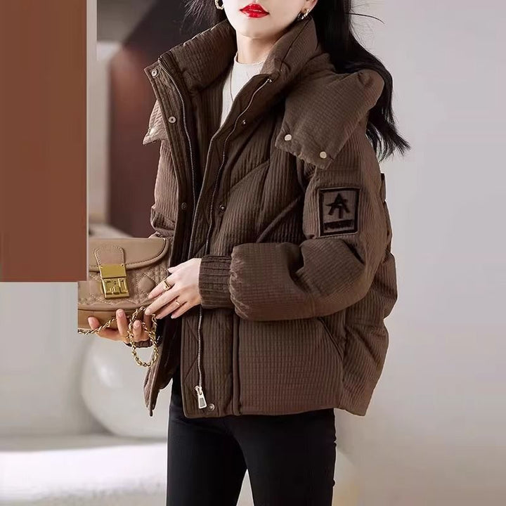 Veste matelassée surdimensionnée pour femmes avec un design pratique à capuche Chic & Stil