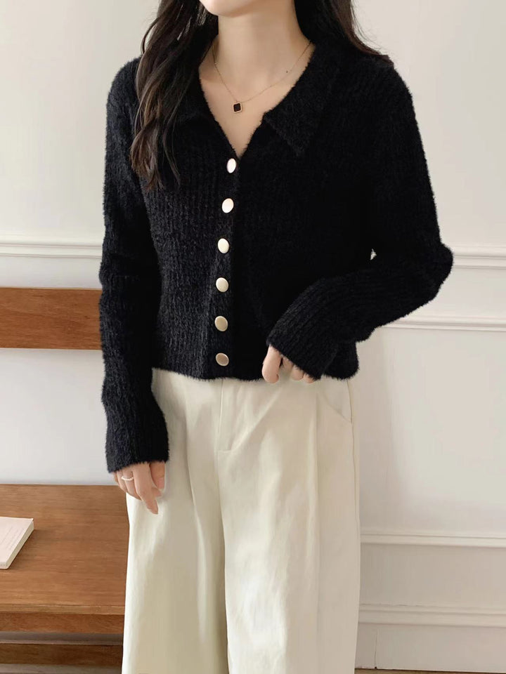 Cardigan pour femmes avec design à boutons et matériau doux Chic & Stil