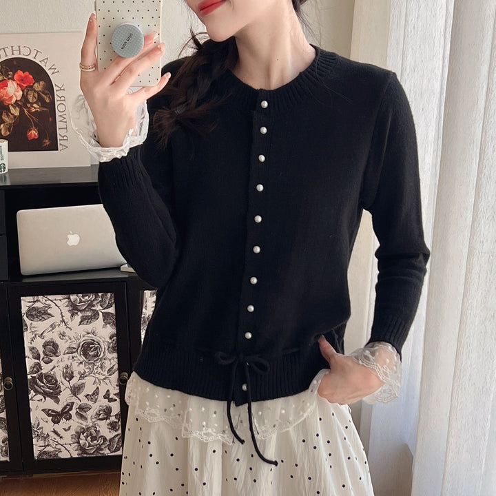 Cardigan pour femmes avec détails en volants et boutons décoratifs en perles Chic & Stil