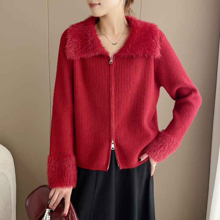 Cardigan pour femmes avec col en fausse fourrure luxueux et texture côtelée Chic & Stil