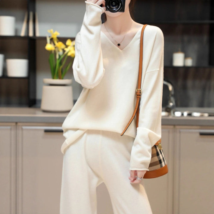 Pull féminin confortable à col en V avec une coupe décontractée et une texture douce Chic & Stil