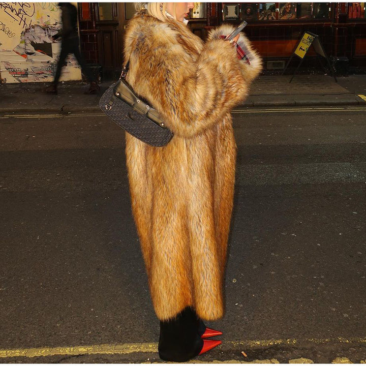 Ladies extravagant faux fur coat with voluminous sleeves Lune London