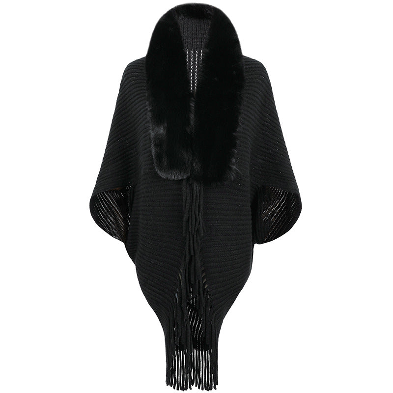 Luxurious knitted poncho for women with elegant faux fur collar and fringes Lune London