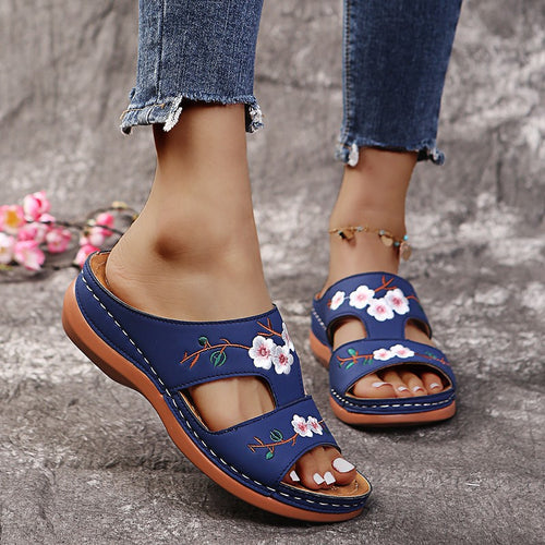 Comfortable slippers for women with embroidered floral design and anatomical sole Amarae