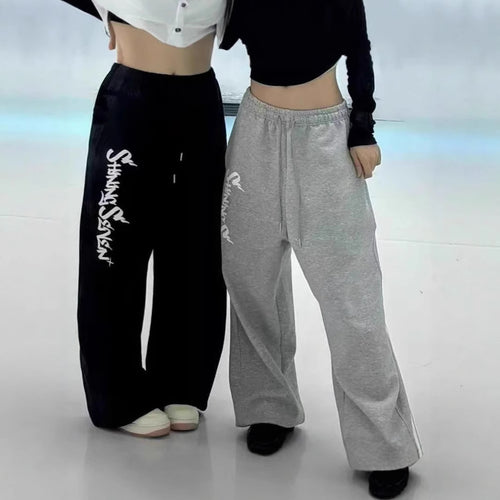 Women's casual jogging pants with a wide cut and sport graphic Chic & Stil