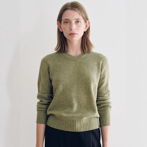 Pull fin en maille pour femmes avec col en V et large poignet Chic & Stil