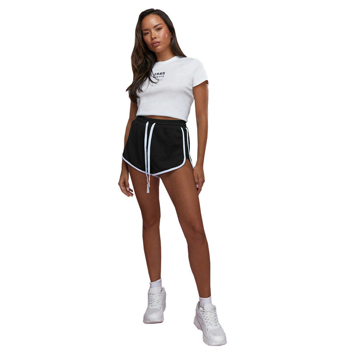 Shorts de sport pour femmes avec une texture en velours de haute qualité et des rayures contrastées sur les côtés Chic & Stil