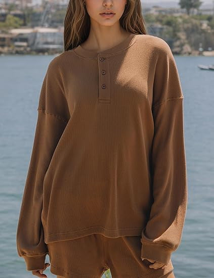 Dames loisirs t-shirt à manches longues pull avec détails de boutons Chic & Stil