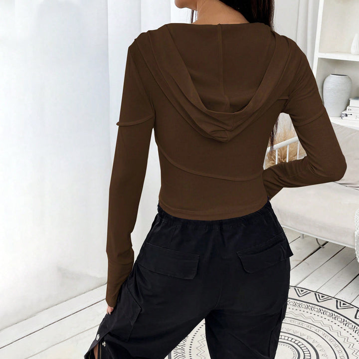 Femme crop top avec design élégant à capuche et manches longues Chic & Stil