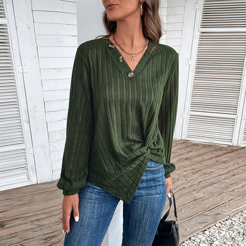 Chemise à manches longues à la mode pour femmes avec décolleté en V et boutons décoratifs Chic & Stil