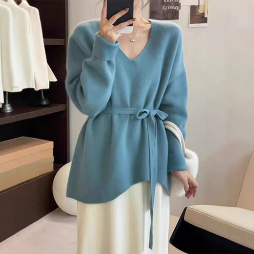 Cardigan féminin avec un élégant col en V et une ceinture à la taille Chic & Stil