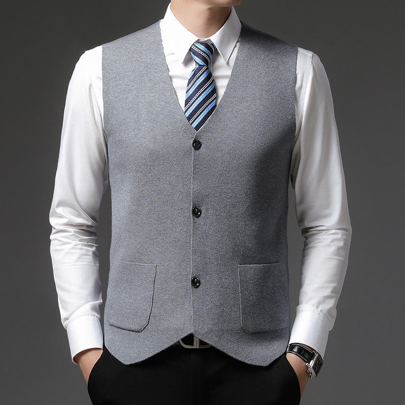 Elegant knitted vest for men with a modern cut and practical pockets Lune London