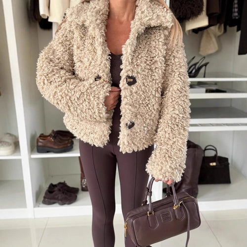 Veste en boucle confortable pour dames avec coupe classique et boutons pratiques Chic & Stil