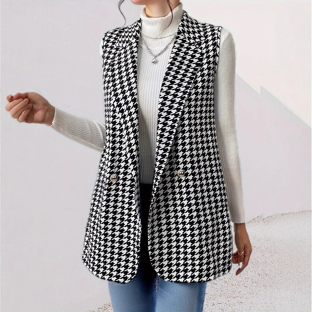 Modern ladies' vest with houndstooth pattern and elegant button placket Lune London