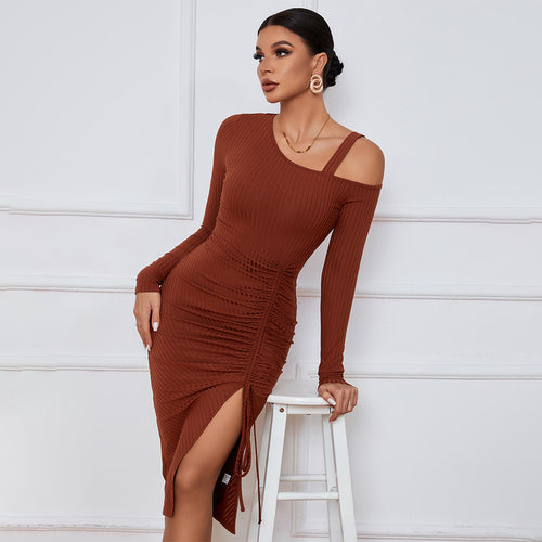 Robe ajustée en rib pour femme avec encolure asymétrique et fronces sophistiquées Chic & Stil