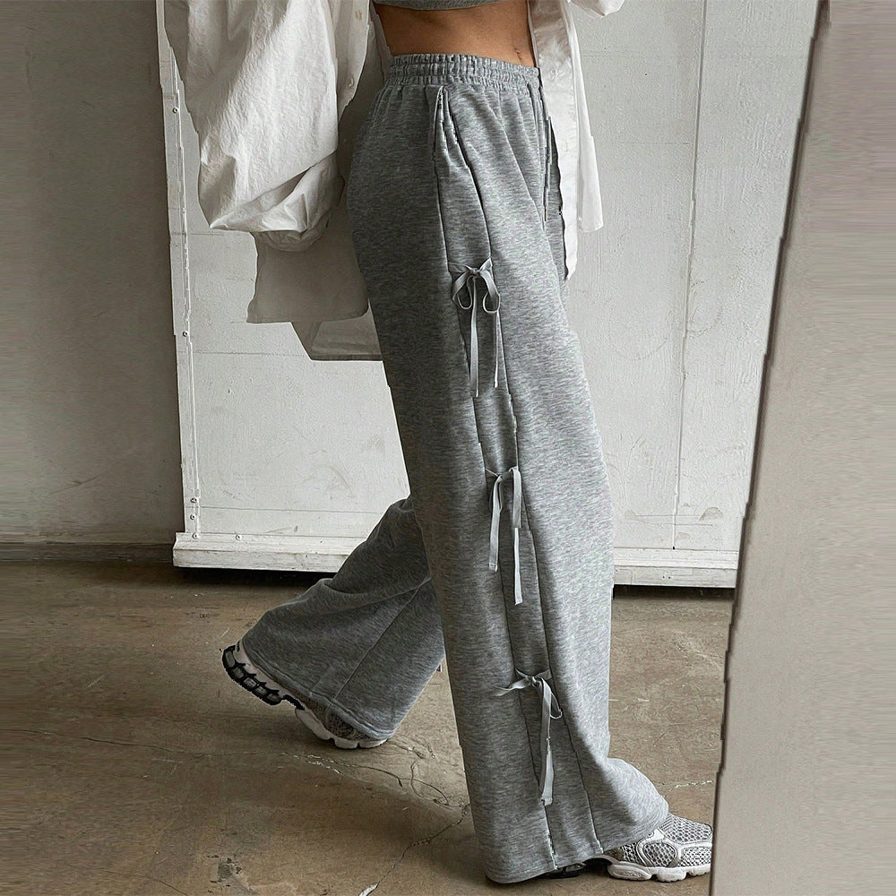 Pantalon de loisirs pour femmes avec des détails volant sur les côtés et une taille élastique Chic & Stil