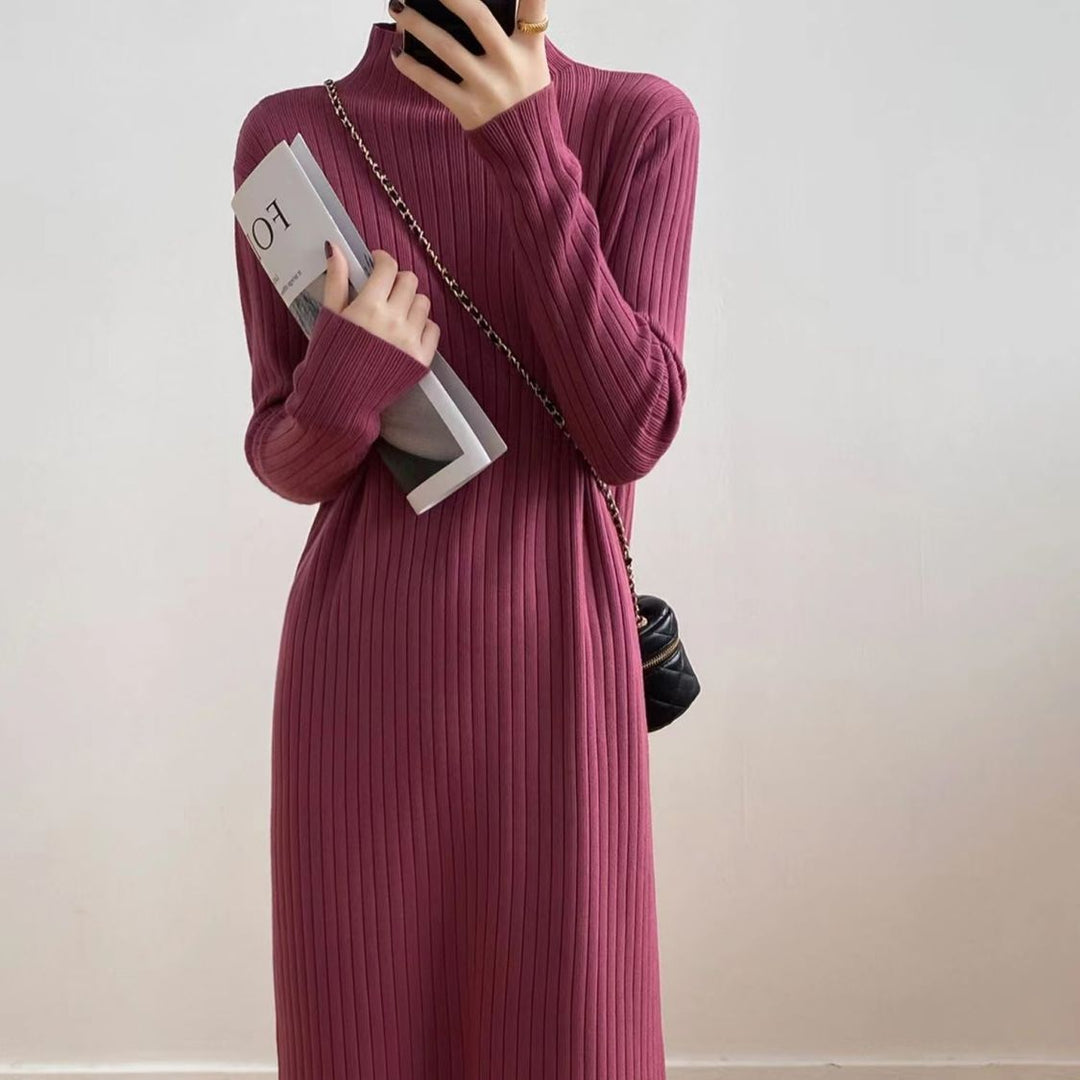 Robe tricotée à manches longues pour femmes avec un design en côtes texturé et un ourlet duveteux