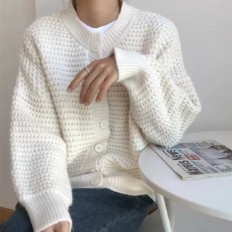 Cardigan confortable pour femmes avec un motif de câble complexe et de grands boutons Chic & Stil