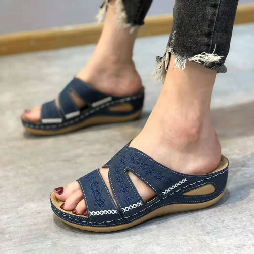 Comfortable strap sandals for women with floral design and anatomical sole Amarae