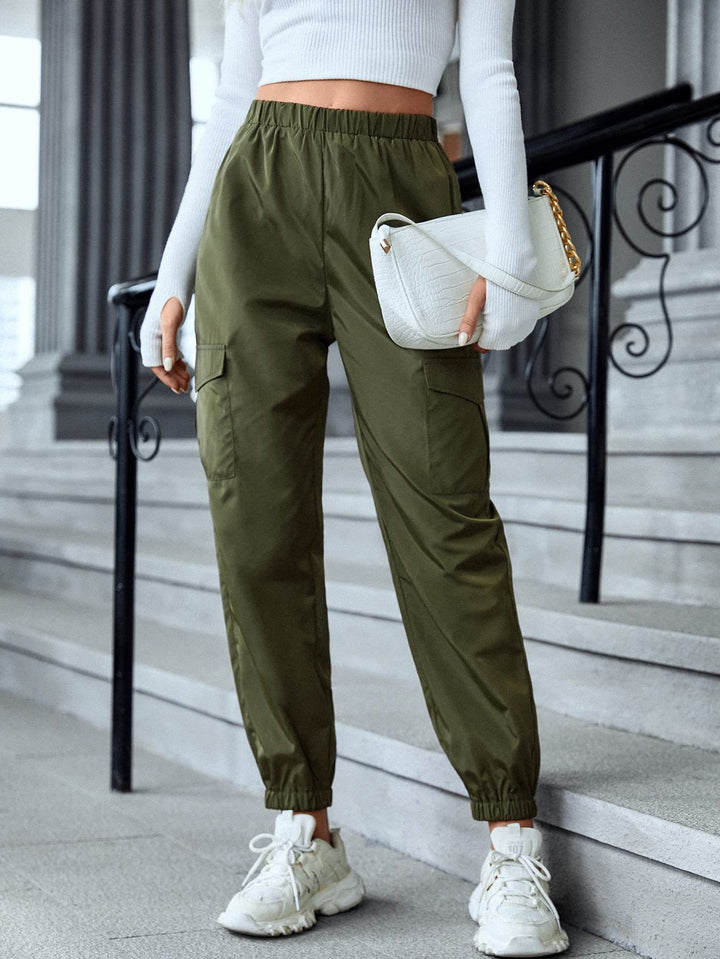 Women's cargo pants with a sporty design featuring an elastic waistband and practical pockets Lune London