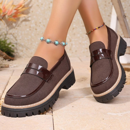 Comfortable slip-on women's shoes with a robust profile and elegant Amarae application