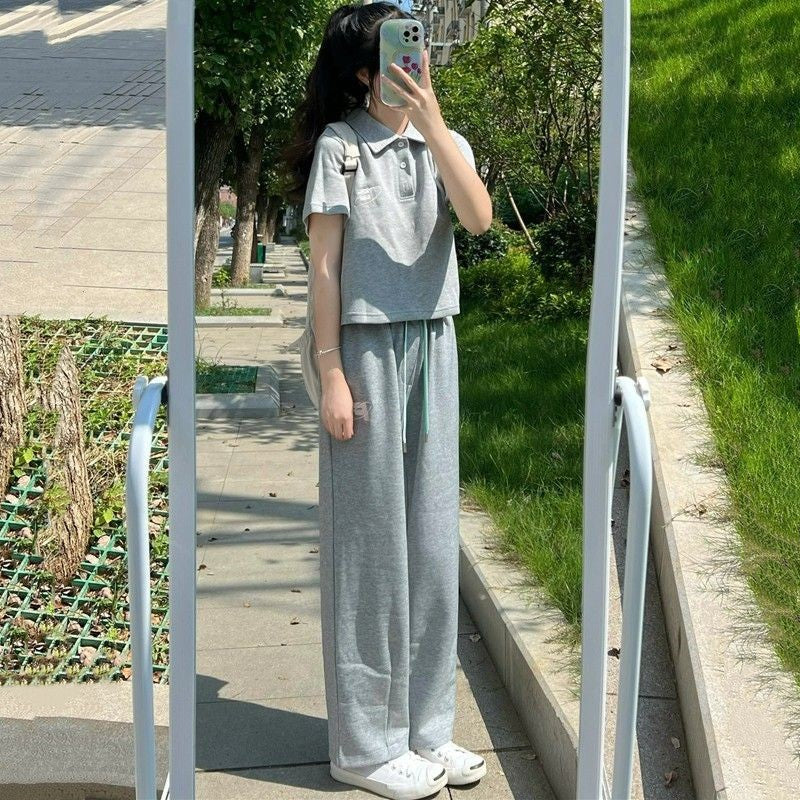 Women's sporty set with short top and joggers Chic & Stil