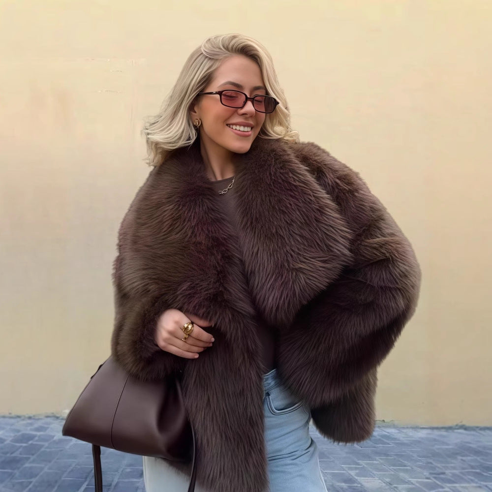 Ladies faux fur jacket with elegant cut and soft inner lining Lune London