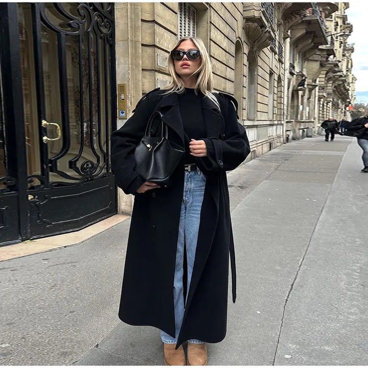 Elegant women's coat made of high-quality material with adjustable belt