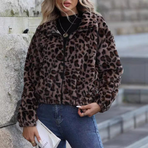 Comfortable fleece jacket for women with chic leopard pattern