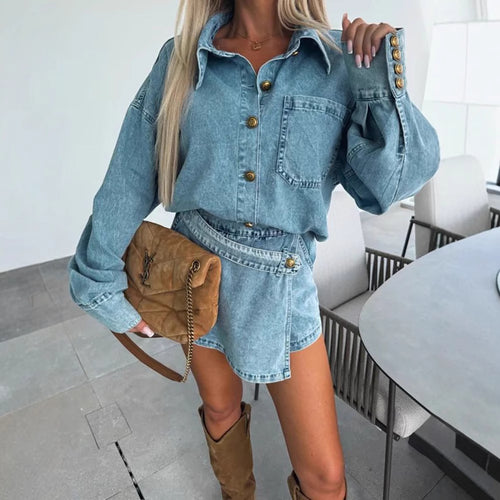 Chemise en denim tendance pour femmes avec détails de boutons et manches retroussées Chic & Stil
