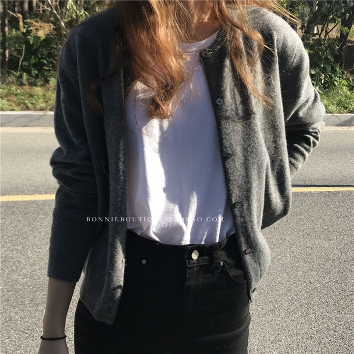 Comfortable knitted cardigan for women with fine texture and buttons Lune London