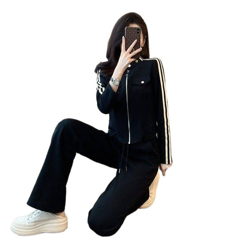 Women's sporty leisure suit set with fashionable zipper and wide-cut trousers Chic & Stil