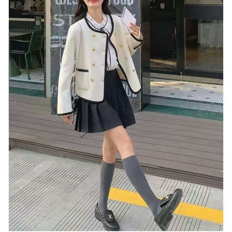 Veste féminine à la mode avec boutons décoratifs et col fin Chic & Stil