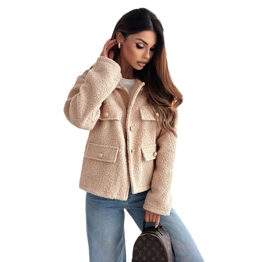 Femme confortable veste en teddy avec des boutons dorés et poches Chic & Stil