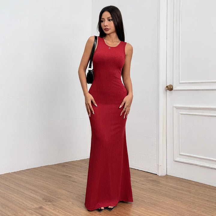 Robe maxi côtelée ajustée pour femmes avec un élégant col rond Chic & Stil