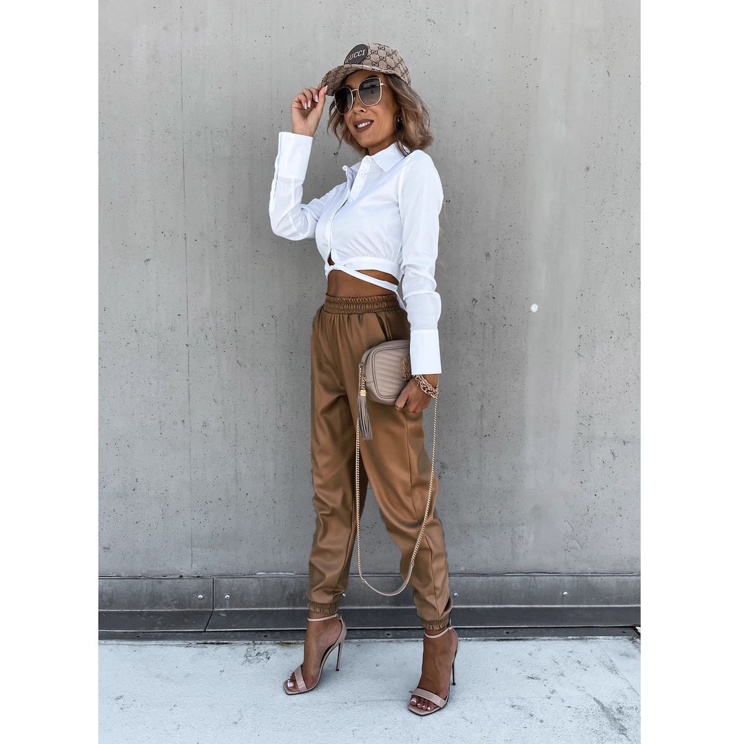 Comfortable jogging pants for women with an elastic waistband and practical pockets Chic & Stil