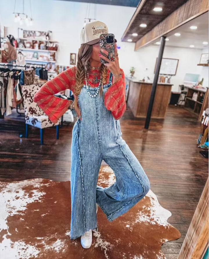 Salopette en denim pour femmes avec jambe large et poches pratiques Chic & Stil