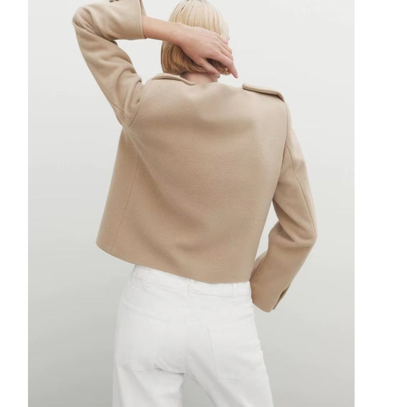 Short women's jacket with practical pockets and elegant button details Lune London