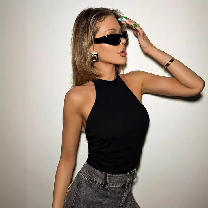 Top court pour femmes avec un design à col halter à la mode et une silhouette ajustée Chic & Stil