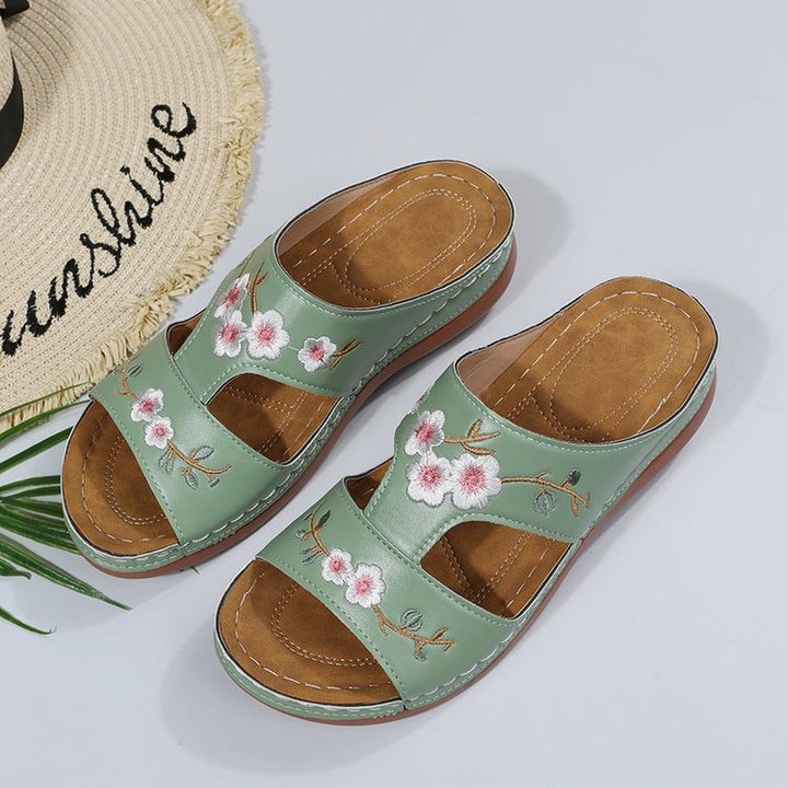 Comfortable slippers for women with embroidered floral design and anatomical sole Lune London