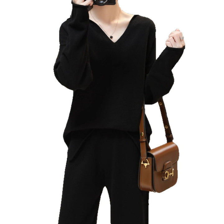 Pull féminin confortable à col en V avec une coupe décontractée et une texture douce Chic & Stil